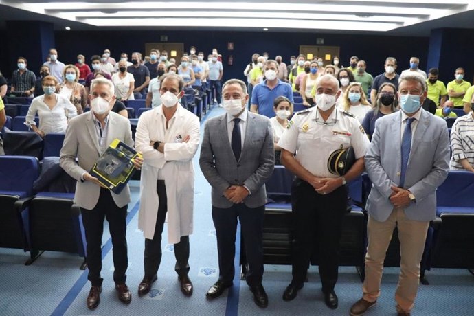 El delegado del Gobierno de Andalucía, en el centro de la imagen, en las jornadas de formación a las filiales rocieras y operativos de emergencia.