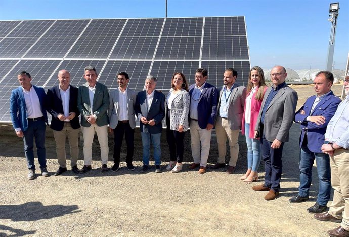 La consejera de Agricultura, Ganadería, Pesca y Desarrollo Sostenible, Carmen Crespo, ha asistido este lunes a la puesta en marcha de la nueva planta fotovoltaica de la Comunidad de Regantes El Fresno en Valdemaría, en  Moguer (Huelva).