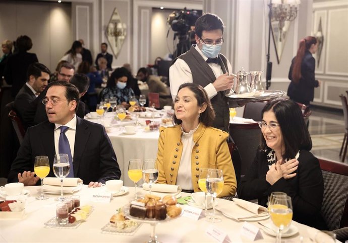 (I-D) El ministro de Asuntos Exteriores, UE y Cooperación, José Manuel Albares; la ministra de Industria, Comercio y Turismo, Reyes Maroto; y la ministra de Sanidad, Carolina Darias, en un desayuno informativo de Europa Press.