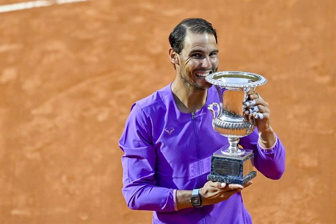 Archivo - El tenista español Rafa Nadal muerde el trofeo de campeón del Masters 1000 de Roma 2021