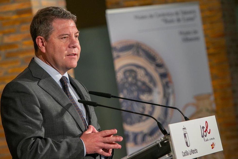 El presidente de Castilla-La Mancha, Emiliano García-Page, ha inaugurado una exposición de cerámica en el Museo de Cerámica Ruiz de Luna de Talavera