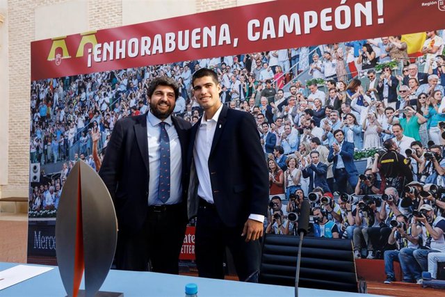 El Presidente De La Región De Murcia, Fernando López Miras, Junto Al Tenista Carlos Alcaraz, Campeón Del Mutua Open Madrid 2022.