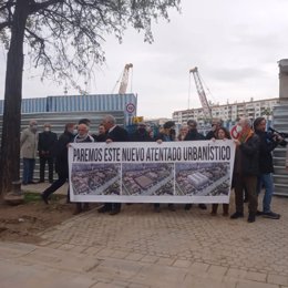 Archivo - Protesta anterior ante el número 38 de la avenida de la Palmera