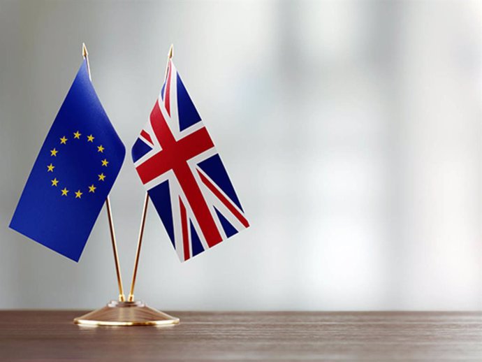 Archivo - Banderas de la Unión Europea y de Reino Unido