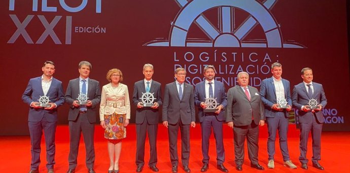 El vicepresidente y consejero de Industria, Competitividad y Desarrollo Empresarial del Gobierno de Aragón, Arturo Aliaga, entrega los Premios PILOT 2022.