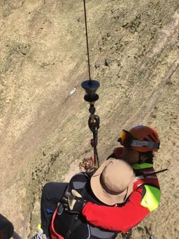 Rescate de siete senderistas y un perro cuando hacían una ruta por el canal de La Vara, en Vega de Pas
