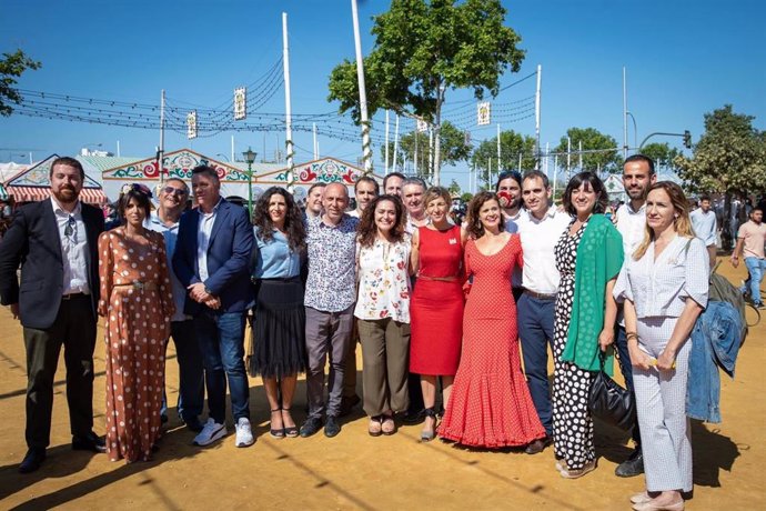 Representantes de IU, Podemos y Más País Andalucía, junto a la vicepresidenta segunda del Gobierno, Yolanda Díaz, en la Feria de Sevilla 2022. (Foto de archivo).