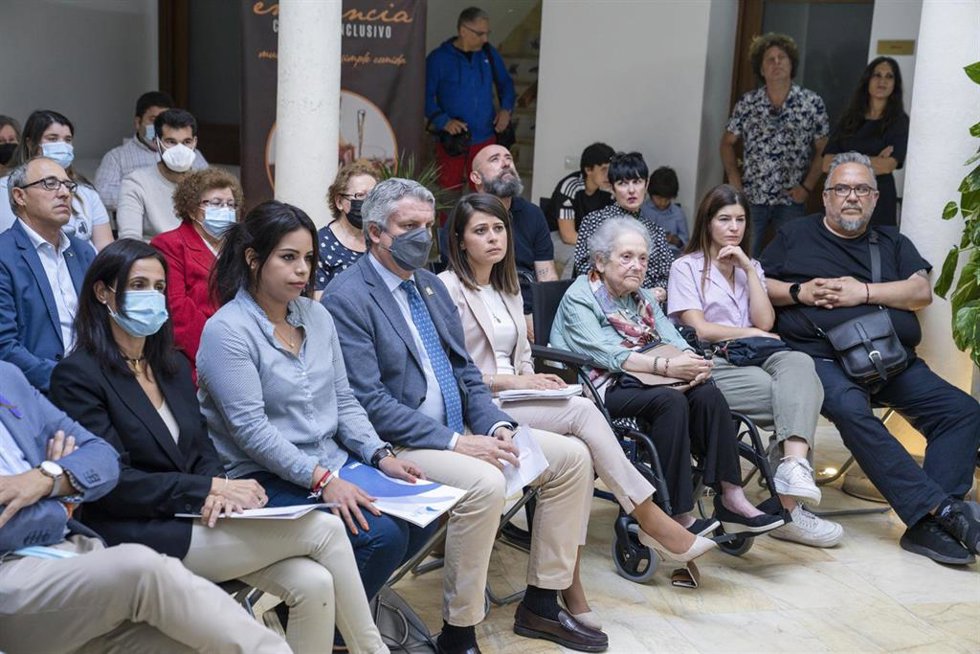 La vicepresidenta de la Diputación, Ángeles Martínez, asiste a la lectura del manifiesto del Lupus que organiza la Asociación de Autoinmunes y Lupus en Almería. En la Casa de la Hermandad del Prendimiento