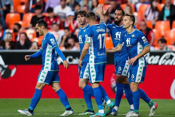 Borja Iglesias celebra su gol con sus compañeros del Real Betis
