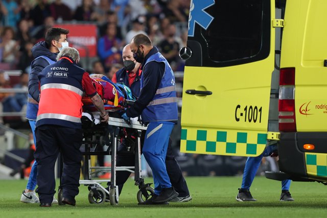 10 May 2022, Spain, Barcelona: Barcelona's Ronald Araujo is carried by an ambulance after an injury during the Spanish La Liga soccer match between FC Barcelona and RC Celta de Vigo at Camp Nou. Photo: David Ramirez/DAX via ZUMA Press Wire/dpa