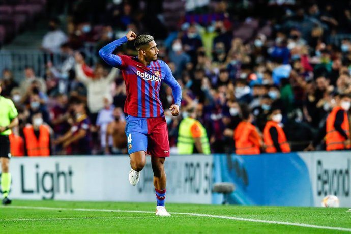 Archivo - 04 Ronald Araujo of FC Barcelona celebrates a goal during the spanish league, La Liga Santander, football match played between FC Barcelona and Granada CF at Camp Nou stadium on September 20, 2021, in Barcelona, Spain.
