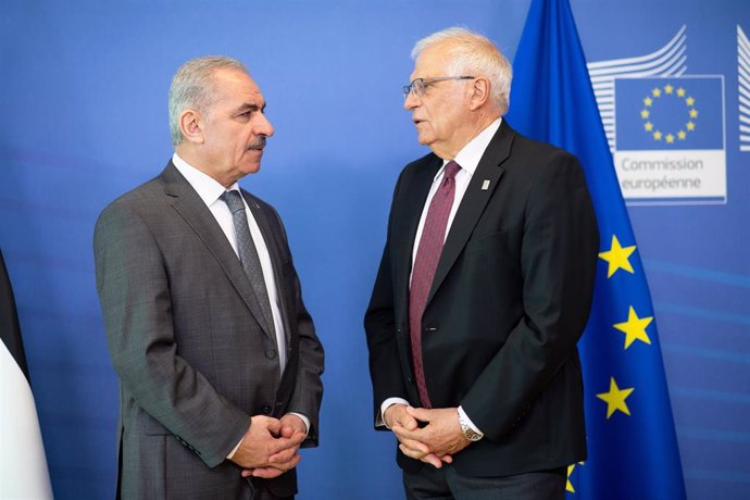 El Alto Representante de la UE para Política Exterior, Josep Borrell, y el primer ministro palestino, Mohamed Shtayé