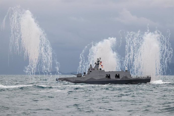 Archivo - 07 January 2022, Taiwan, Keelung: A Taiwanese corvette fires flares during a Navy Drill as part of an army Preparedness Enhancement Drill ahead of the Chinese New Year, amid escalating Chinese threats to the island. Photo: Daniel Ceng Shou-Yi/