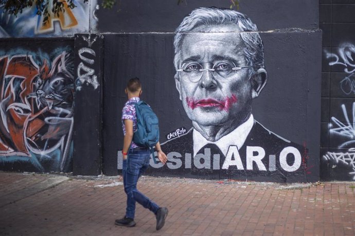 Archivo - Mural del expresidente de Colombia Álvaro Uribe, visto en las calles de Bogotá.