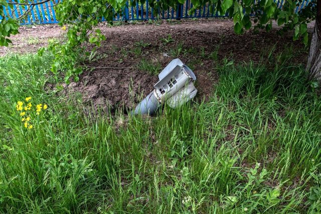 Al menos una persona murió y otras ocho resultaron heridas en la explosión de una bomba cerca de la ciudad ucraniana de Zaporizhia. Un cohete alcanzó una casa en el pueblo de Malinovka, al este de Zaporizhia.