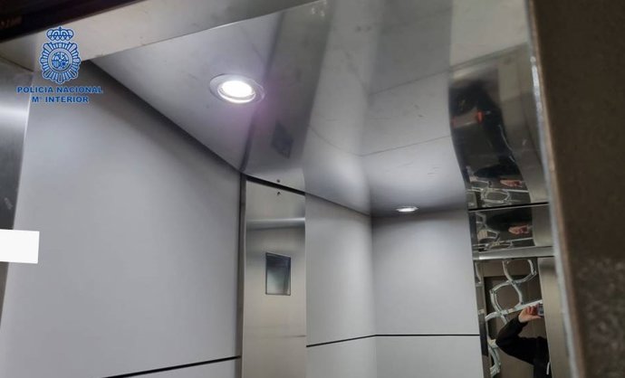 Daños en el ascensor donde quedó atrapado el detenido.