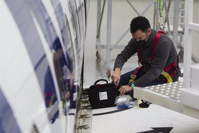 Archivo - Un trabajador realizando labores de mantenimiento durante la inauguración del nuevo Hangar de Ryanair en Sevilla, a 15 de diciembre de 2021 en Sevilla (Andalucía, España)