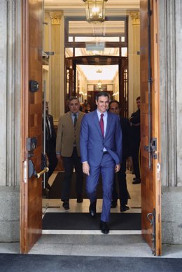 El presidente del Gobierno, Pedro Sánchez, a su salida de una sesión plenaria, en el Congreso de los Diputados, a 28 de abril de 2022, en Madrid (España). El pleno gira en torno a la tramitación como proyecto de ley del decreto de medidas para paliar lo