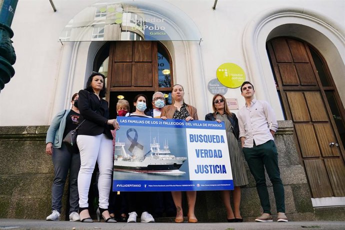 Los familiares de la tripulación del buque Vila de Pitanxo posan y sostienen una pancarta durante una reunión con la valedora do Pobo o alta comisionada del Parlamento de Galicia, el pasado 6 de mayo de 2022, en Santiago de Compostela.