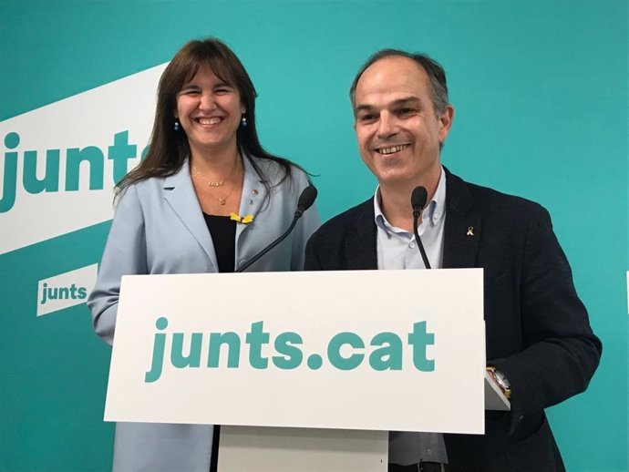 El exconseller Jordi Turull junto con la presidenta del Parlament, Laura Borrs, en la presentación de una candidatura conjunta para dirigir Junts