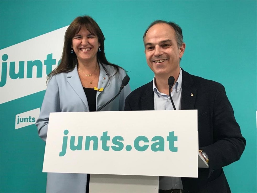 El exconseller Jordi Turull junto con la presidenta del Parlament, Laura Borrs, en la presentación de una candidatura conjunta para dirigir Junts