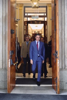 El presidente del Gobierno, Pedro Sánchez, a su salida de una sesión plenaria, en el Congreso de los Diputados, a 28 de abril de 2022, en Madrid (España). 