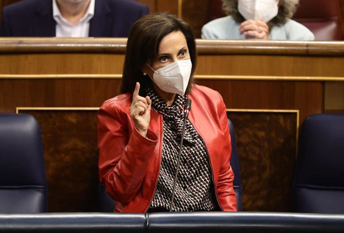 La ministra de Defensa, Margarita Robles, interviene en una sesión de control, en el Congreso de los Diputados, a 11 de mayo de 2022, en Madrid (España). El pleno está marcado por las preguntas de la oposición al Ejecutivo central tras la destitución de