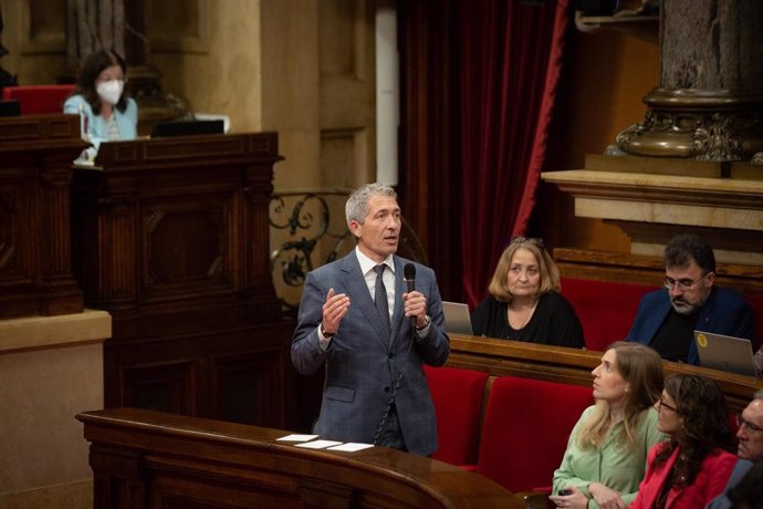 El conseller de Educación de la Generalitat, Josep Gonzlez-Cambray, en el pleno del Parlament el 11 de mayo.