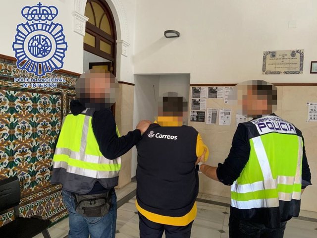 Detención del trabajador de Correos que ha sido ya apartado de su puesto.