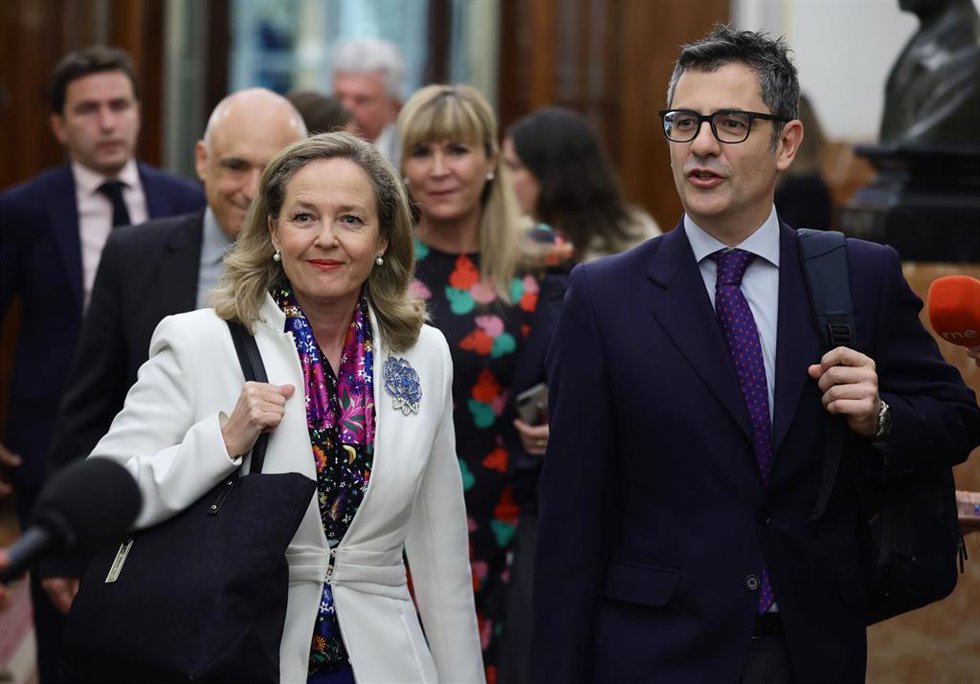 La vicepresidenta primera del Gobierno y ministra de Asuntos Económicos y Transformación Digital, Nadia Calviño, y el ministro de la Presidencia, Félix Bolaños, a su llegada a una sesión plenaria, en el Congreso