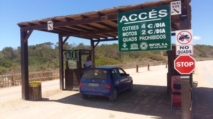 Archivo - Peaje de control de vehículos en la entrada de Illetes (Formentera)