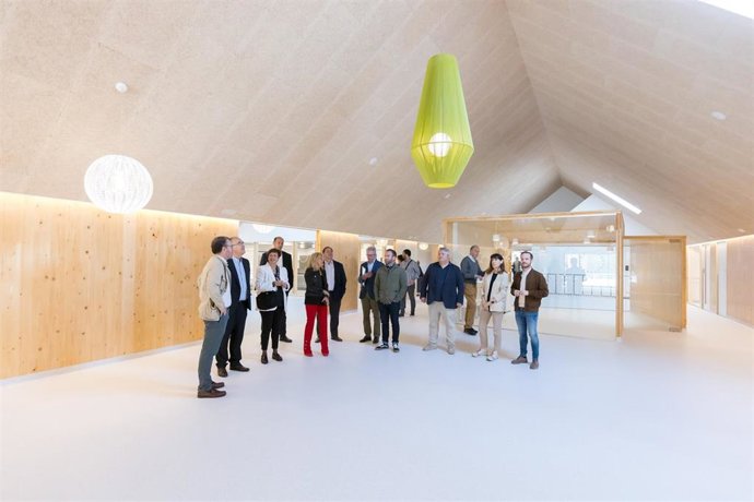 La Gerencia y la Comisión de Urbanismo del Ayuntamiento, con presencia del alcalde de Pamplona, Enrique Maya, visitan la escuela infantil de Lezkairu.