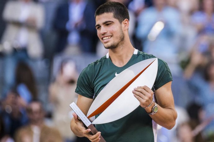 Carlos Alcaraz celebrando su victoria en el Mutua Madrid Open tras ganar la final a  Alexander Zverev 