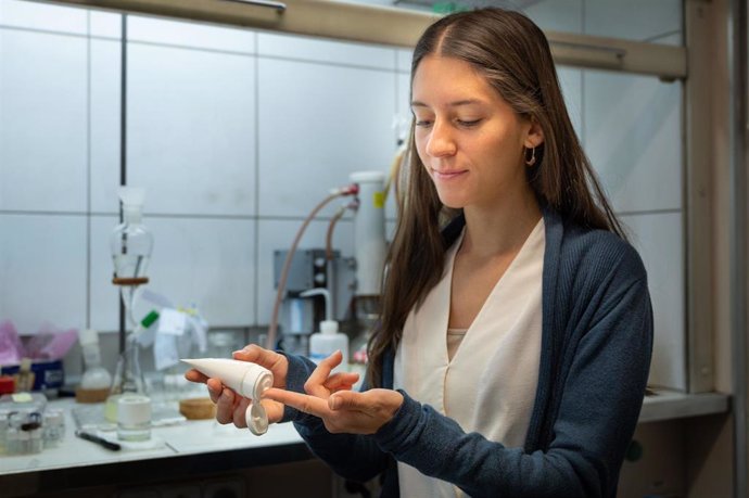 Archivo - La investigadora Teresa Vázquez Rodríguez, de Alodia Farmacéutica, muestra una de las cremas en el laboratorio de Rosario González-Muñiz en el IQM-CSIC.