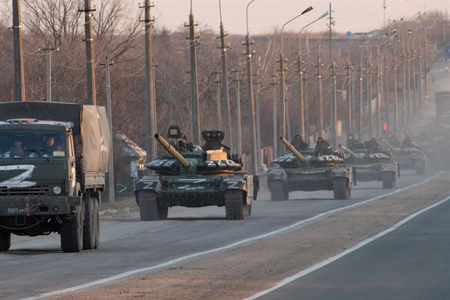 Archivo - Tanques del ejército ruso cerca de la ciudad de Mariupol como parte de la invasión de Ucrania