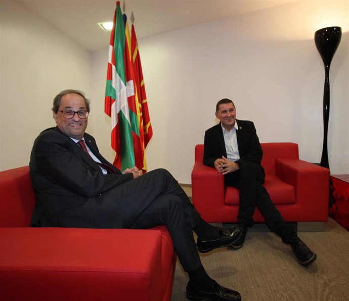 Archivo - El expresidente de la Generalitat Joaquim Torra en una reunión con el coordinador general de EH Bildu Arnaldo Otegi en San Sebastián.  