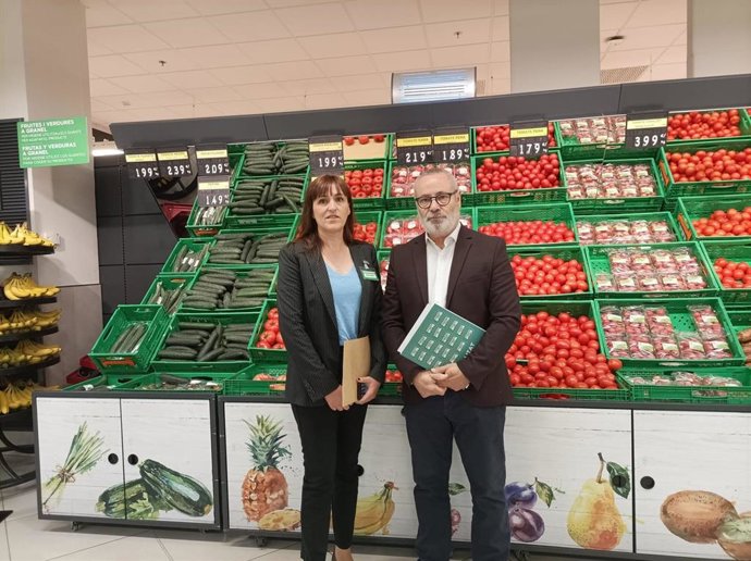Archivo - El presidente de Consubal, Alfonso Rodríguez, y la directora de Relaciones Externas en Baleares, Ester Coll.