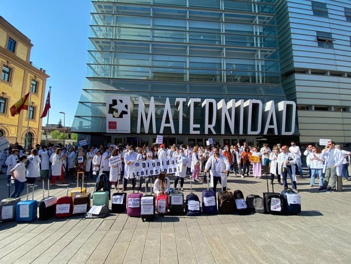 Protesta de médicos frente a la Maternidad de O'Donell