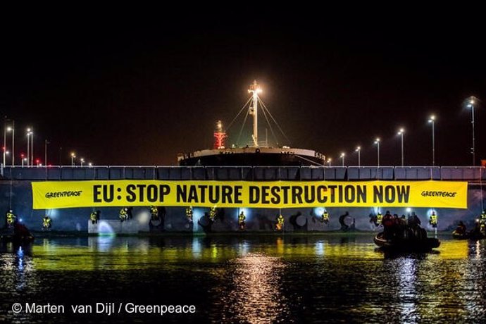 Greenpeace bloquea la entrada de un buque cargado de soja procedente de Brasil.