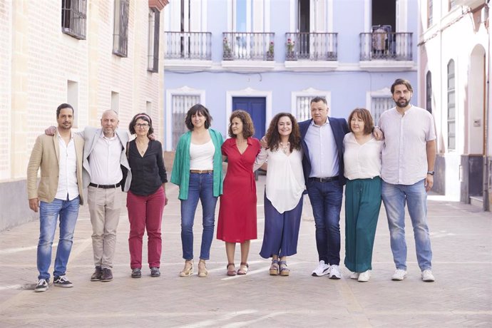 La candidata del grupo, Inmaculada Nieto, (4d), posa con los compañeros durante la presentación de la coalición Por Andalucía, con la candidata a la presidencia de la Junta de Andalucía en la Carbonería, a 11 de mayo de 2022 en Sevilla (Andalucía, Españ