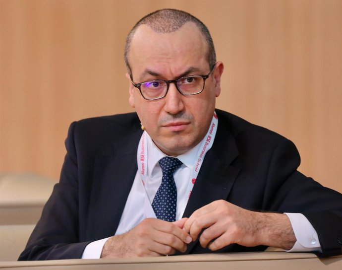 El CEO de BBVA, Onur Gen, en la segunda jornada del encuentro de Banca del IESE (Instituto de Estudios Superiores de la Empresa) y EY, en IESE Madrid, a 11 de mayo de 2022, en Madrid (España).