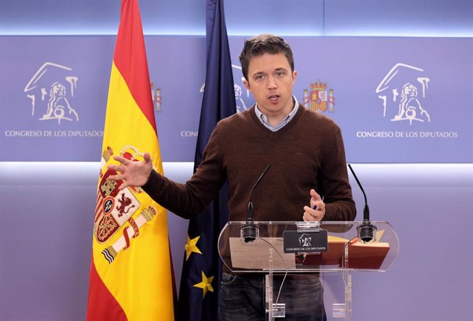 El portavoz de Más País en el Congreso, Íñigo Errejón, interviene en una rueda de prensa previa a una Junta de Portavoces en el Congreso de los Diputados, a 10 de mayo de 2022, en Madrid (España). 