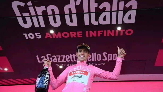 El ciclista lebrijano, Juan Pedro López, tras coneguir la 'maglia' rosa en la cuarta etapa del Giro.