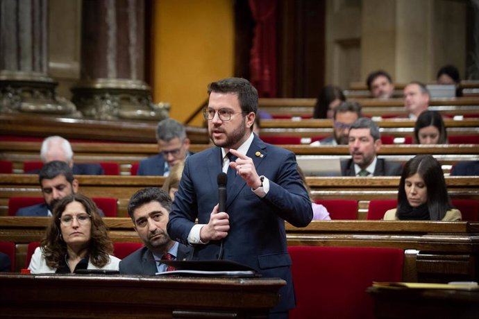 El presidente de la Generalitat, Pere Aragons, interviene en una sesión plenaria en el Parlament.
