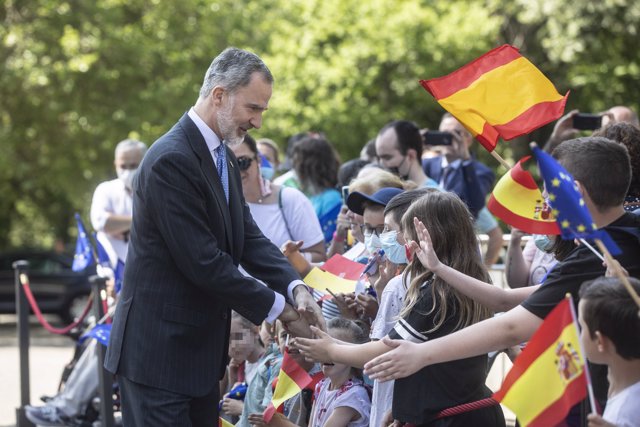 El Rey Felipe VI saluda a varios niños, a su llegada al acto de entrega del XV Premio Europeo Carlos V al Foro Europeo de la Discapacidad