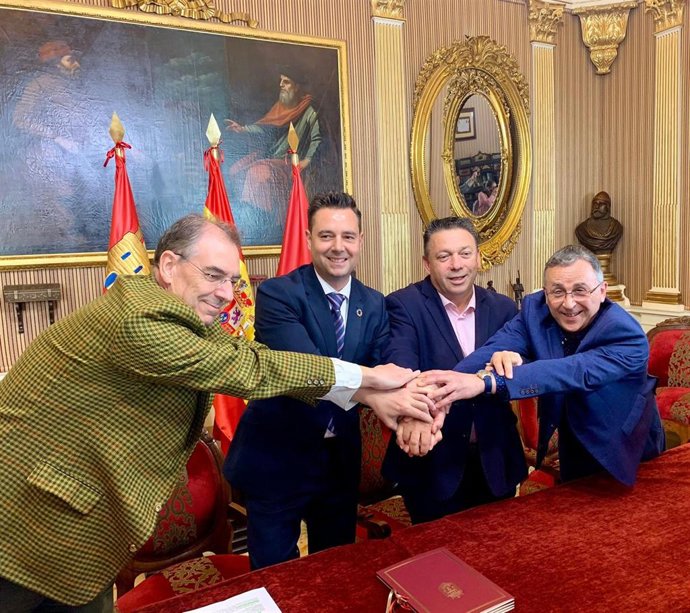 El presidente de FAE, Miguel Ángel Benavente; el alcalde de Burgos, Daniel de la Rosa; y los secretarios provinciales de UGT y CCOO, Pablo Fraile y Juan Núñez, respectivamente.