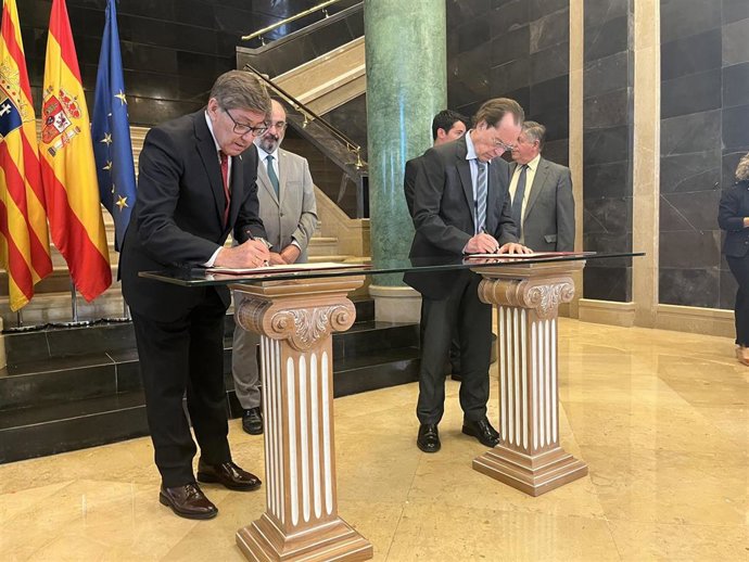 Firma del acuerdo entre Aliaga y el presidente de Oxaquim.