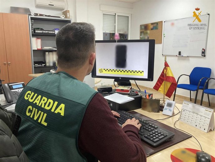 Un agente de Guardia Civil supervisa unas imágenes.