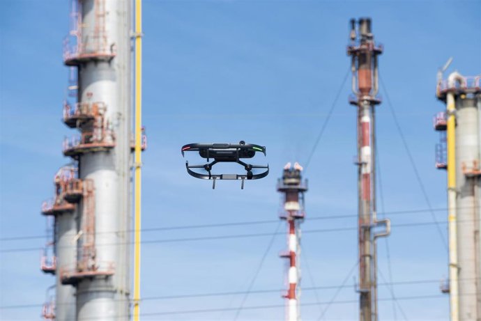 Archivo - Dron de Cepsa en plena operación.