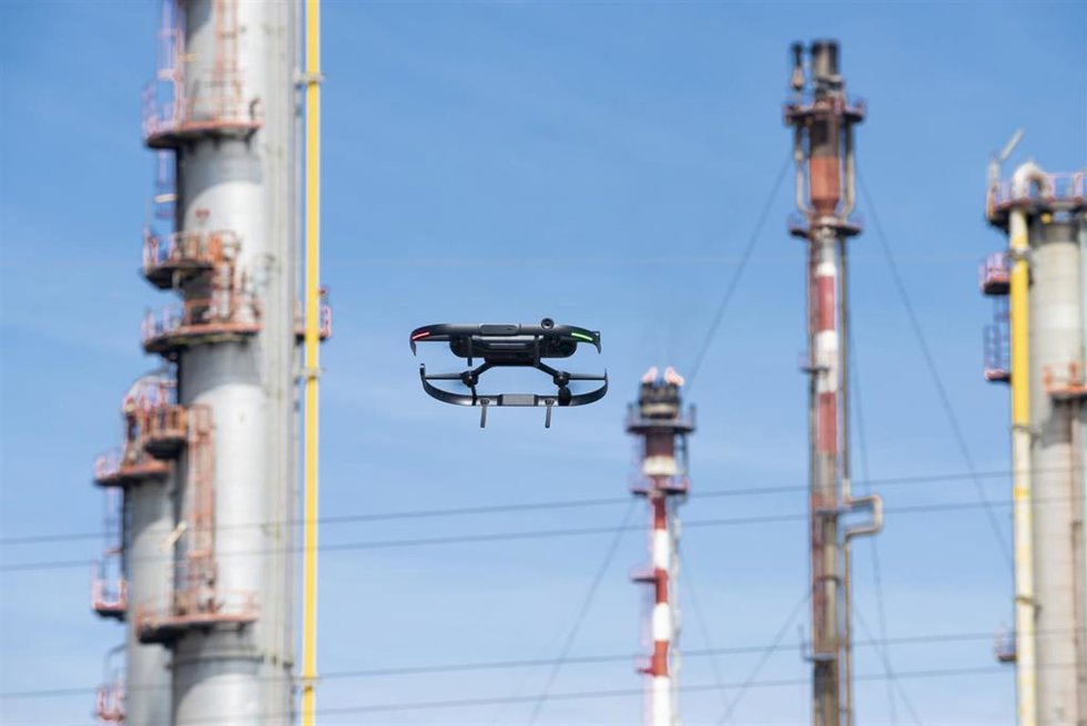 Archivo - Dron de Cepsa en plena operación.